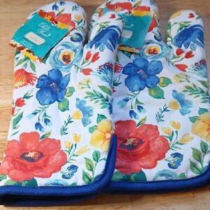 The Pioneer Woman Red and Blue Floral Kitchen Linens